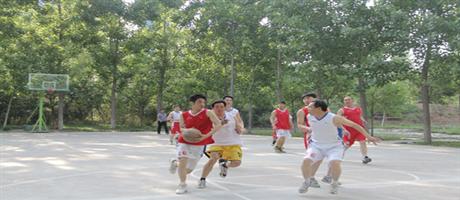 電氣聯(lián)隊李永進(jìn)持球進(jìn)攻